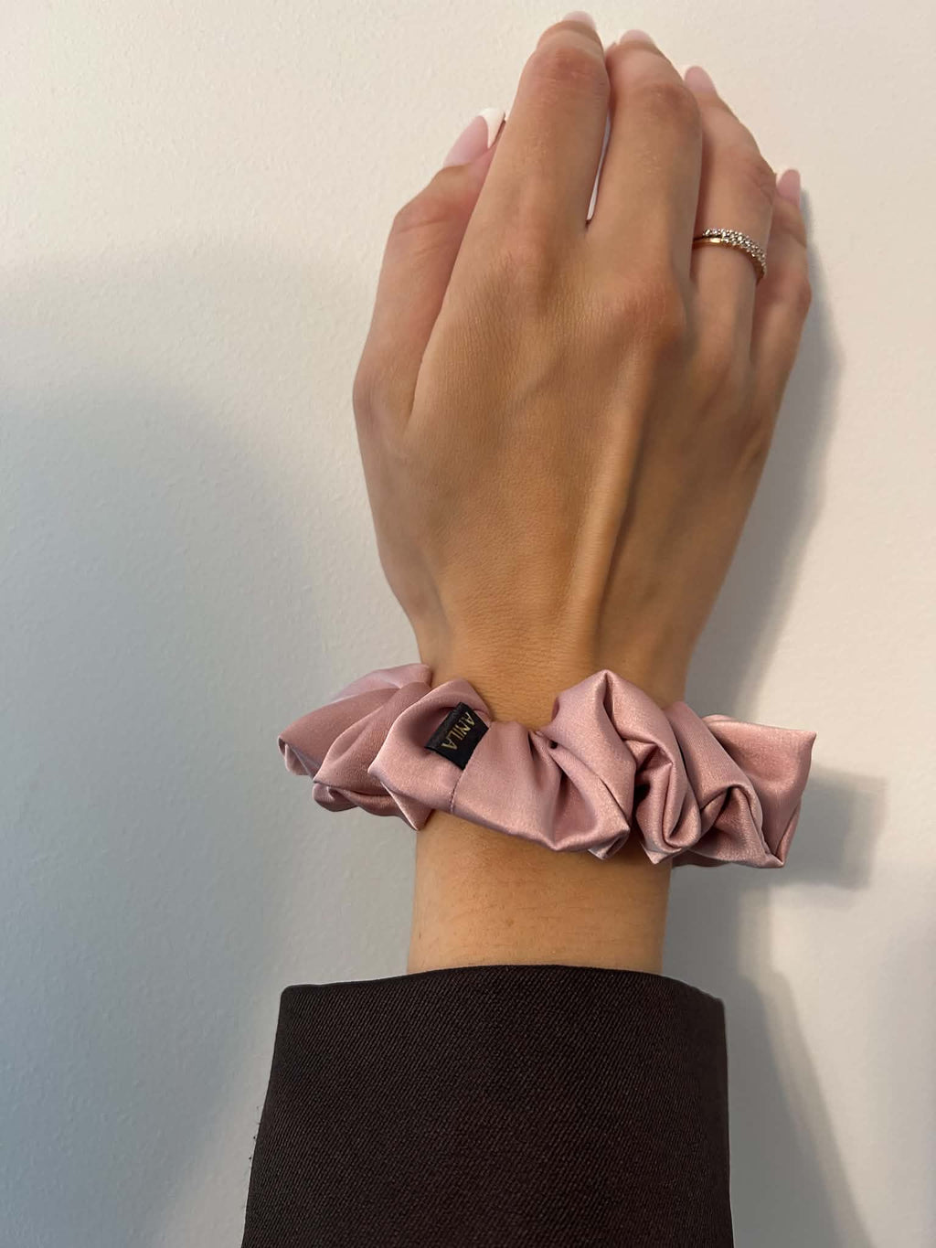 „BLUSH PINK“ ARMANI šilko gumytė