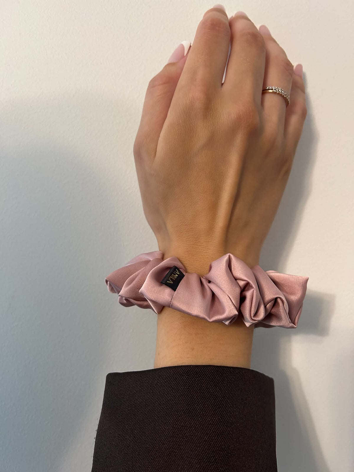 „BLUSH PINK“ ARMANI šilko gumytė