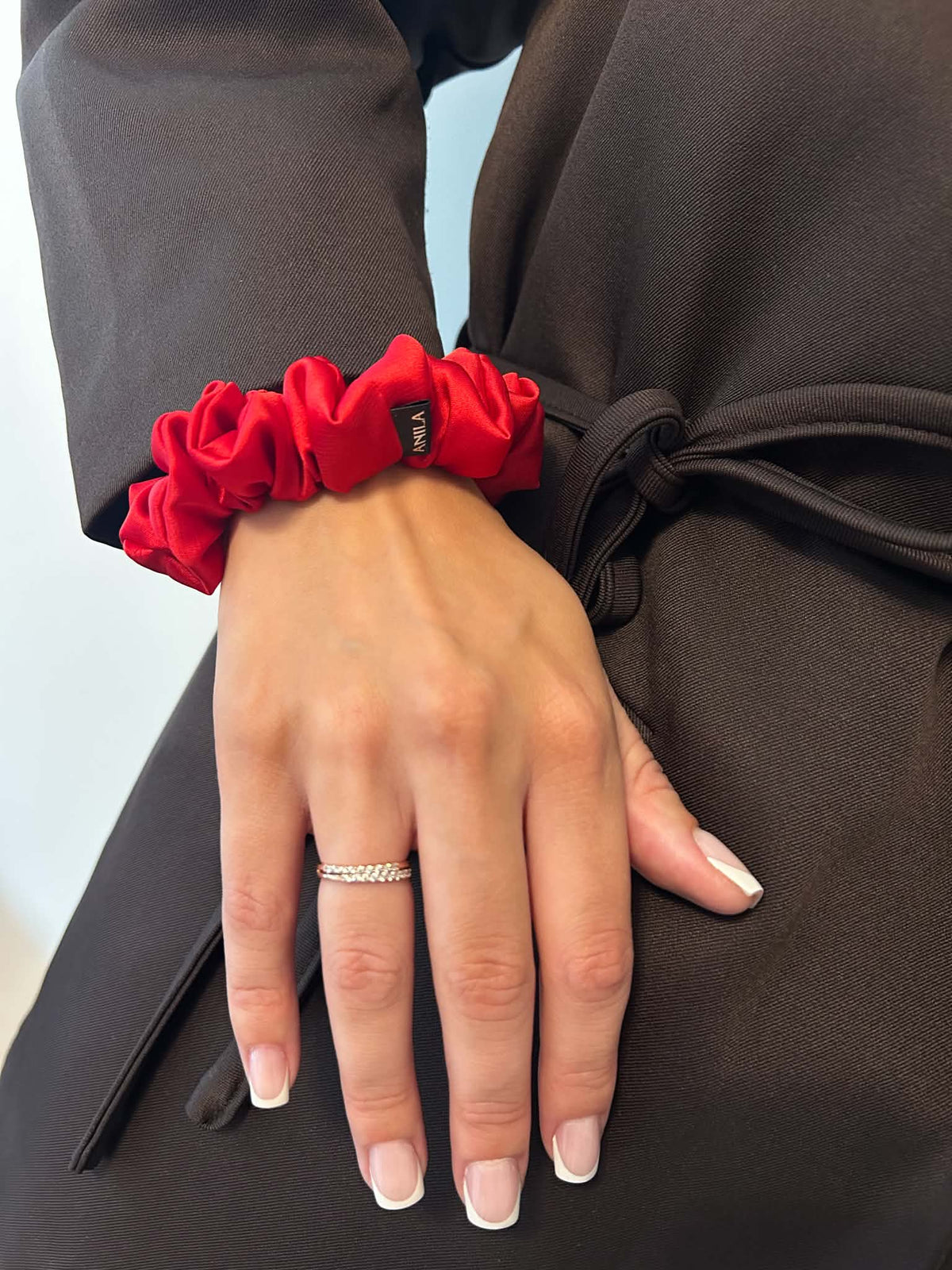 „CLASSIC RED“ ARMANI šilko gumytė