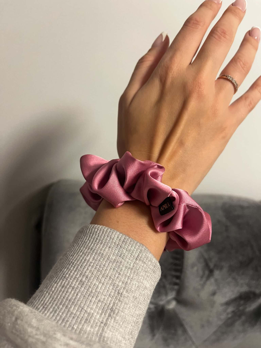 BABY PINK ARMANI šilko plaukų gumytė