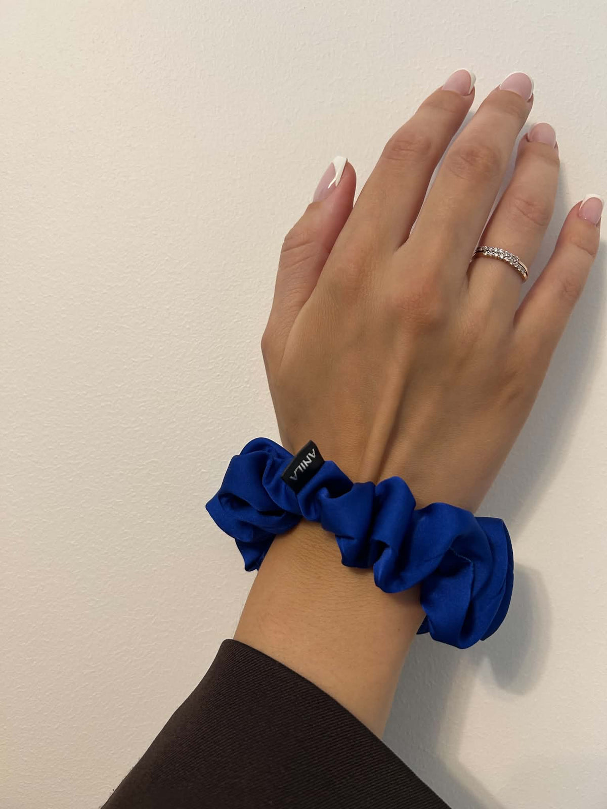 „CLASSIC BLUE“ ARMANI šilko gumytė