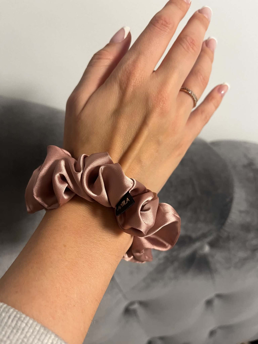 BEIGE ROSE ARMANI šilko gumytė
