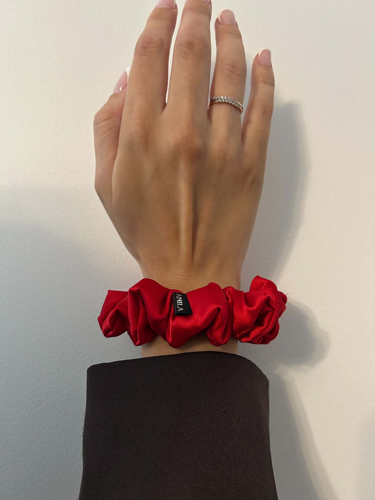 „CLASSIC RED“ ARMANI šilko gumytė