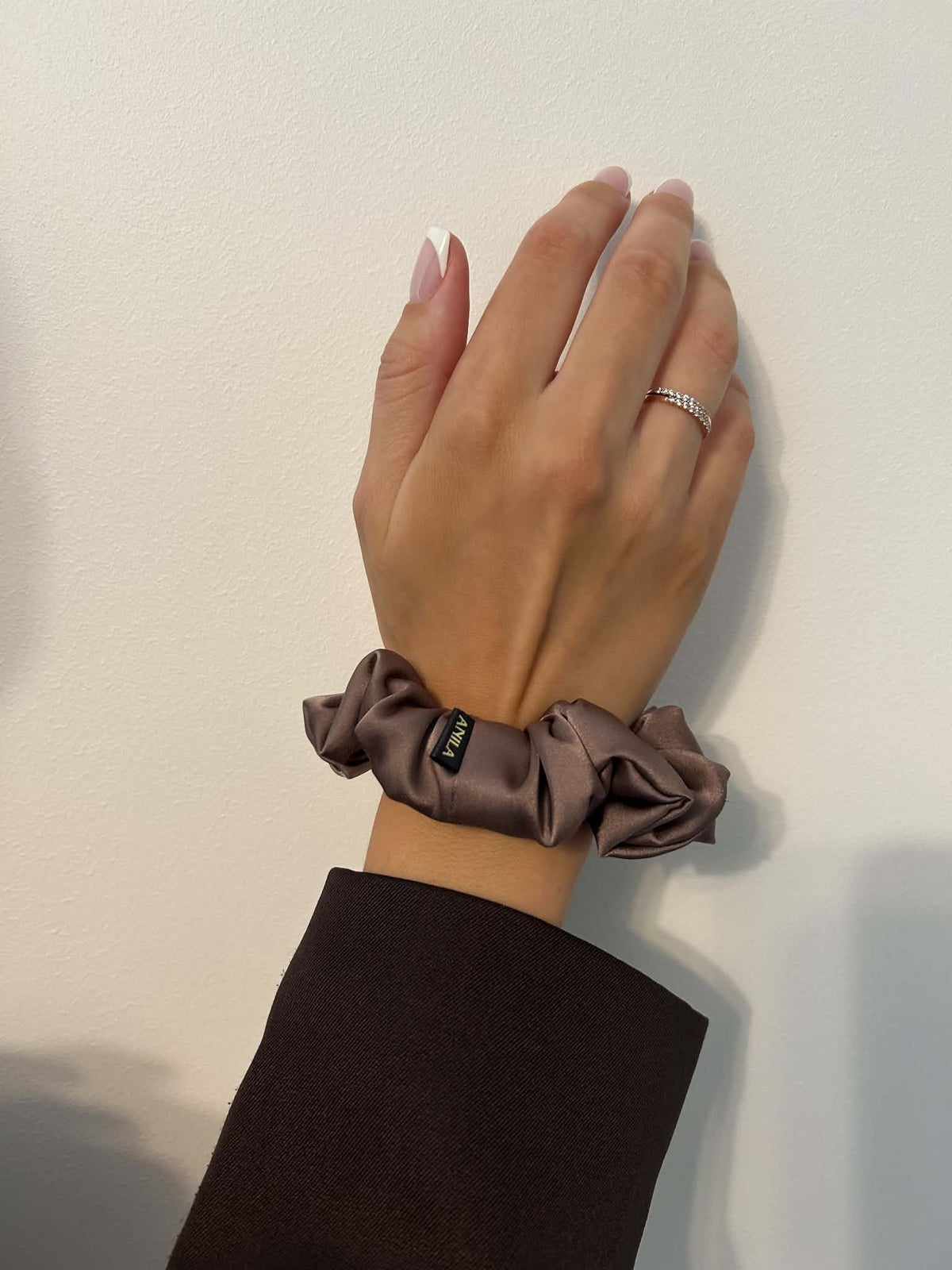 „GREYED BROWN“ ARMANI šilko gumytė